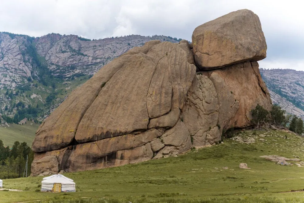 Alt text: Tảng đá Turtle Rock hình con rùa khổng lồ trong Công viên Quốc gia Terelj.