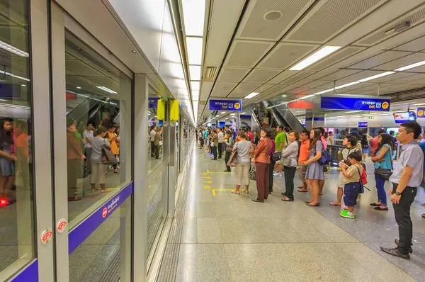 alt text: Tàu điện MRT hiện đại, tiện nghi là một lựa chọn di chuyển phổ biến tại Bangkok. Ảnh: bangkok.com