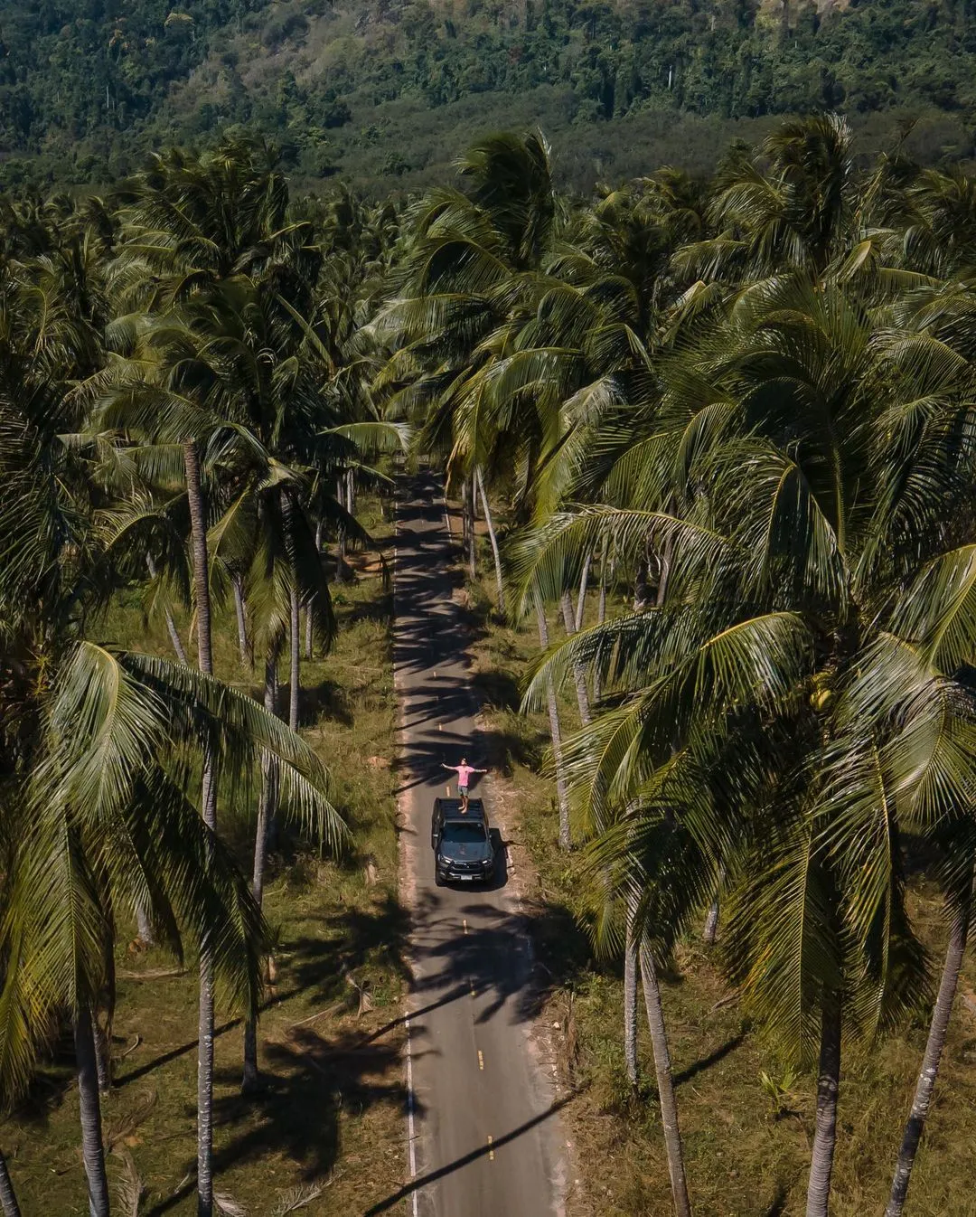 alt text: Thác nước Klong Plu hùng vĩ trong Vườn quốc gia Mu Ko Chang