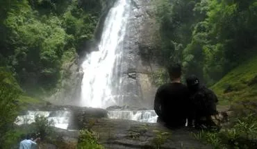 alt text: Thác Phi Liêng hùng vĩ