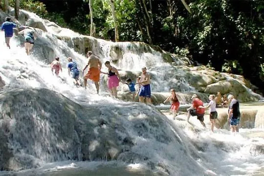 Alt text: Thác River Falls tại Dunn, Ocho Rios, Jamaica