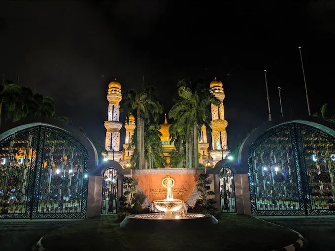 alt text: Thang cuốn hiện đại trong nhà thờ Hồi giáo Jame Asr Hassanil Bolkiah