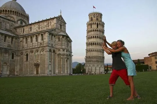 Alt text: Tháp nghiêng Pisa, Italy