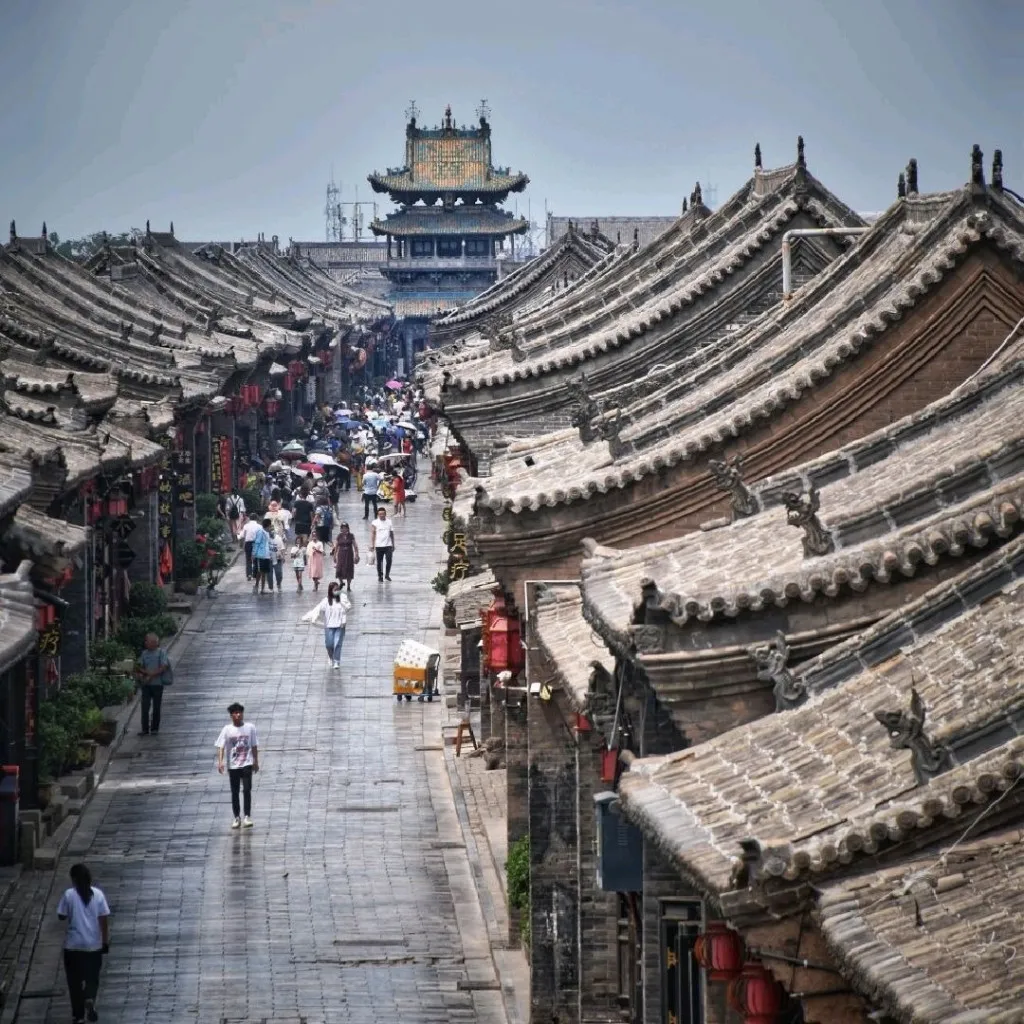 alt text: Thị Lầu sừng sững giữa lòng thành cổ