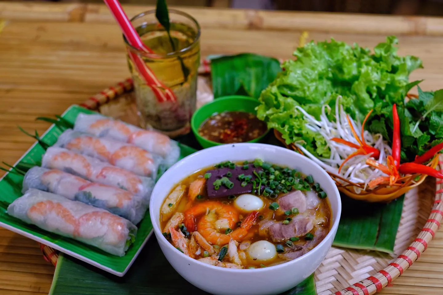 alt text: Thịt ghẹ tươi ngon trong tô bánh canh