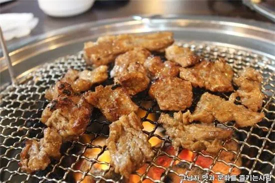 alt text: Thịt nướng Galbi tại Sutbul Mapo Galbi với nước sốt mận đặc trưng