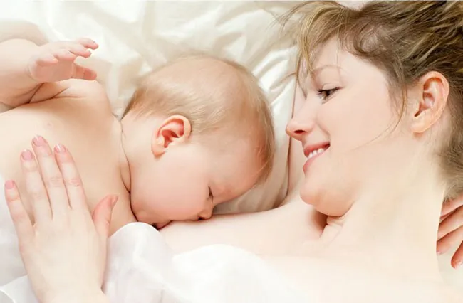 alt text: Thời gian cho bé bú mỗi bên vú khoảng 10-15 phút