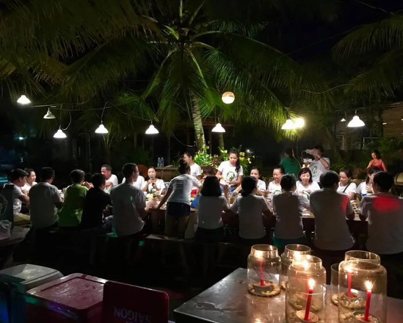 alt text: Tiệc BBQ ngoài trời tại Lagi Farmstay