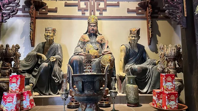 alt text: tiểu cảnh gốm sứ tại chùa tiêu dao