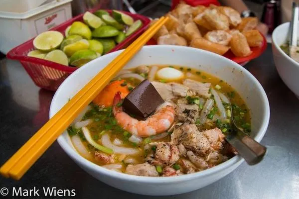 alt text: Tô bánh canh cua đặc biệt với nước dùng sánh mịn, thịt cua, chả cua và bánh canh dai ngon.