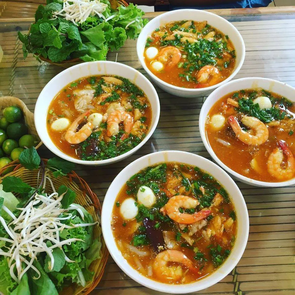 alt text: Tô bánh canh ghẹ đầy ắp hải sản