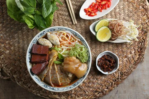 alt text: Tô bún bò Huế thơm ngon, hấp dẫn với đầy đủ topping