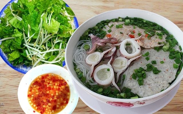 alt text: Tô bún quậy Thanh Hùng hấp dẫn với nước lèo đậm đà