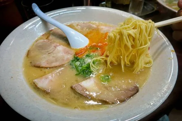 Alt text: Tô ramen kiểu Kyoto với nước dùng đậm đà, thịt heo, măng và hành lá