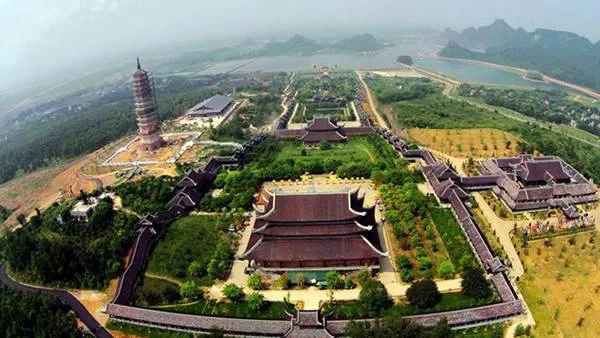 Alt text: Toàn cảnh Chùa Bái Đính với kiến trúc đồ sộ, nguy nga, nằm giữa khung cảnh thiên nhiên hùng vĩ.