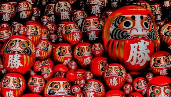 alt text: Toàn cảnh chùa Katsuoji với hàng ngàn búp bê Daruma