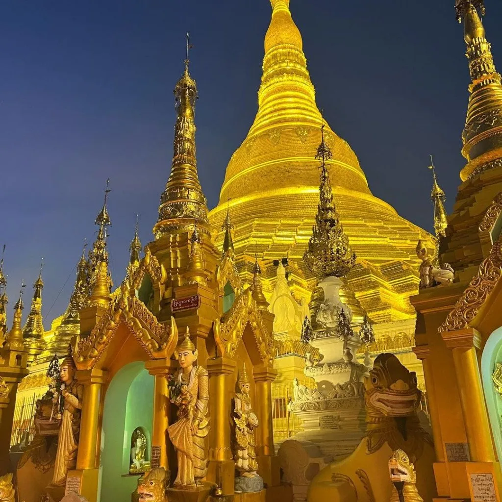 Alt text: Toàn cảnh chùa Shwedagon dát vàng lộng lẫy dưới ánh nắng