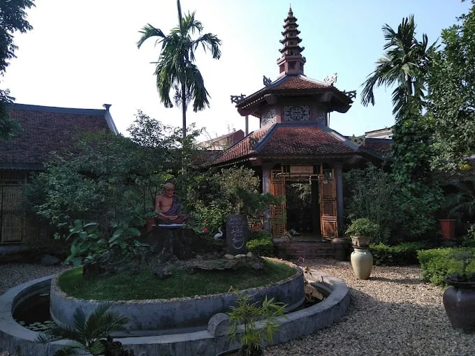 alt text: toàn cảnh chùa tiêu dao với mái ngói và tường được trang trí bằng gốm sứ