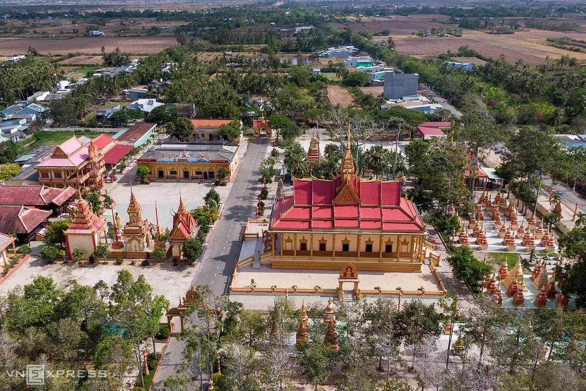 alt text: Toàn cảnh chùa Xiêm Cán với kiến trúc Khmer đặc trưng, cổng tam quan sừng sững và mái ngói uốn cong. 