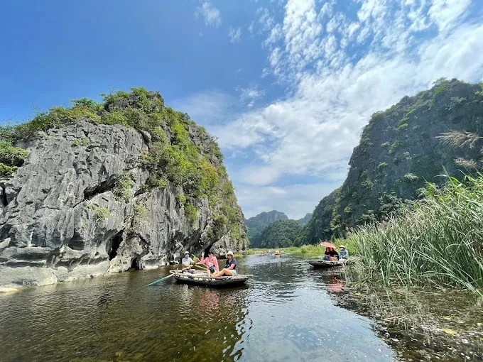 alt text: Toàn cảnh đầm Vân Long với những dãy núi đá vôi hùng vĩ