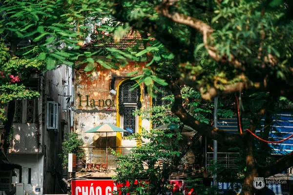 alt text: Toàn cảnh Hồ Gươm với Tháp Rùa cổ kính