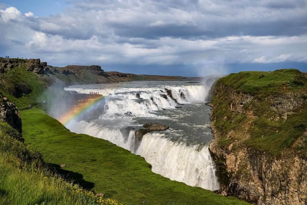 alt text: Toàn cảnh thác nước Gullfoss hùng vĩ với dòng nước trắng xóa đổ xuống từ vách đá cheo leo, tạo nên một khung cảnh ngoạn mục giữa thiên nhiên Iceland hoang sơ.