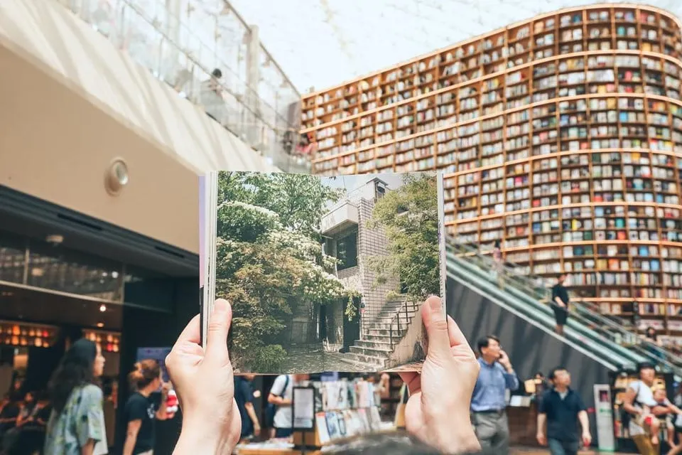 alt text: Toàn cảnh thư viện Starfield với những kệ sách cao vút tại COEX Mall, Seoul