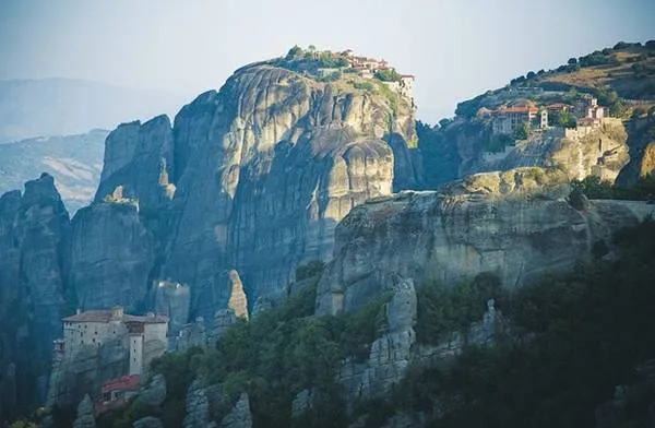 Alt text: Toàn cảnh thung lũng Kalambaka với những tu viện Meteora trên đỉnh núi