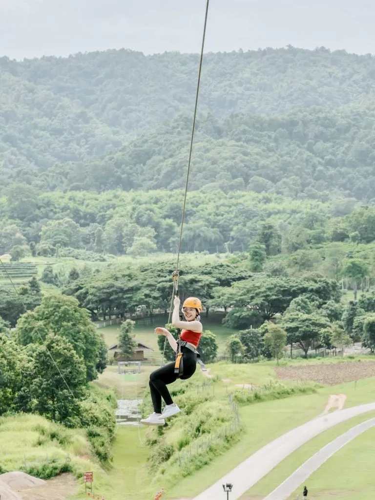 alt text: Trải nghiệm Zipline tại công viên Singha