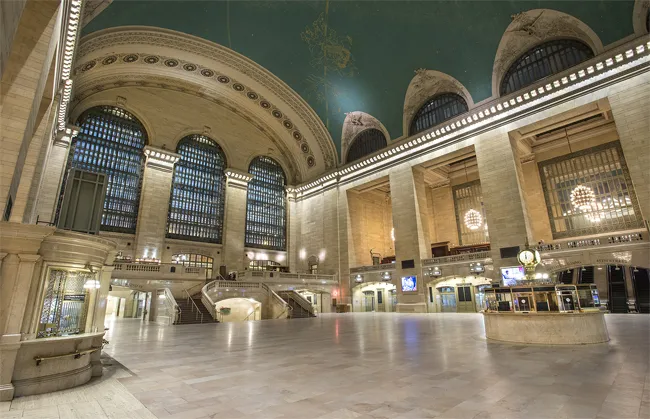 alt text: Trần nhà ga Grand Central với bức tranh bầu trời đêm