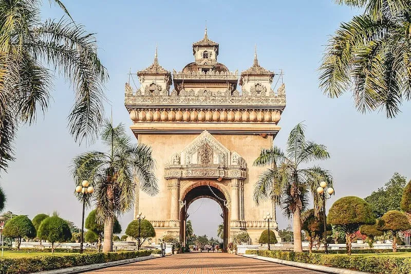 Alt text: Tượng đài Patuxay - Lào
