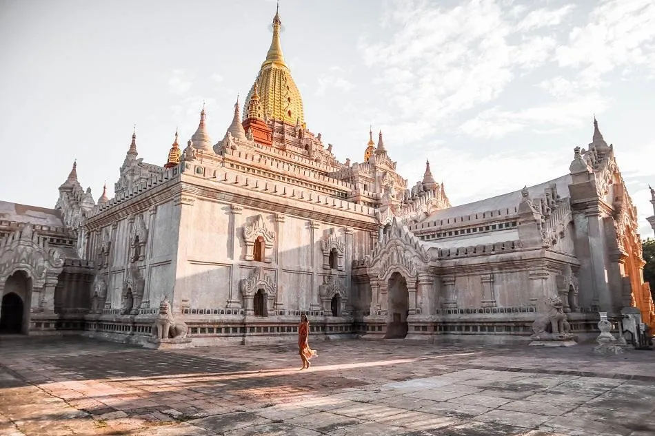 alt text: Tượng Phật dát vàng bên trong đền Ananda ở Bagan, Myanmar
