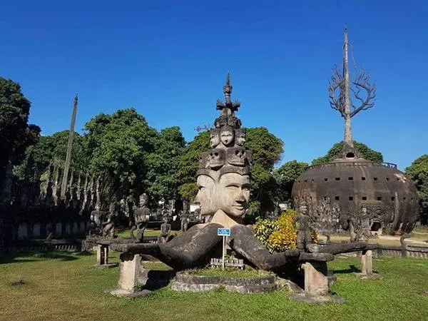 alt text: Tượng Phật khổng lồ tại Buddha Park (Xieng Khuan), Vientiane, Lào. Công viên thu hút du khách bởi những tác phẩm điêu khắc ấn tượng.