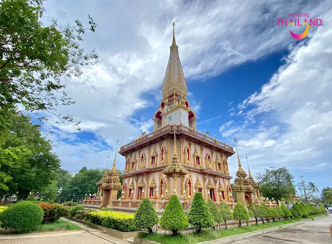 Alt text: Tượng Phật trong chùa Chalong