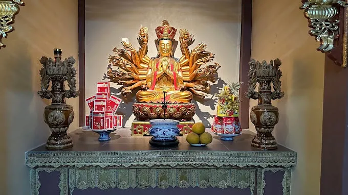 alt text: tượng rồng bằng gốm sứ tại nhà thờ tổ chùa tiêu dao