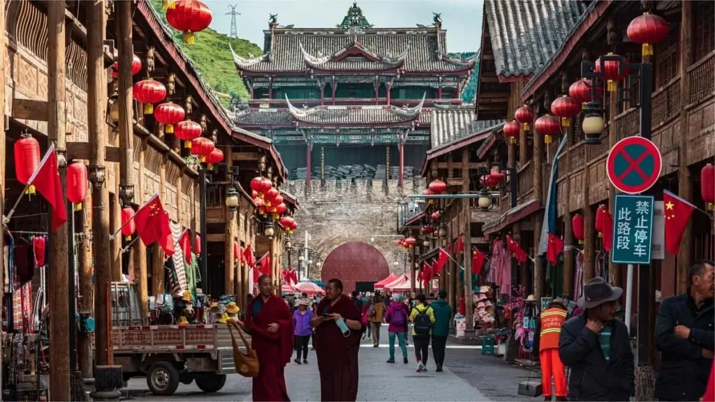 alt text: Tường thành cổ kính tại Thành cổ Tùng Phan