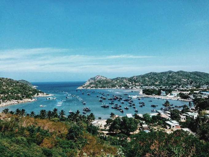 alt text: Vẻ đẹp hoang sơ của cung đường ven biển Ninh Thuận