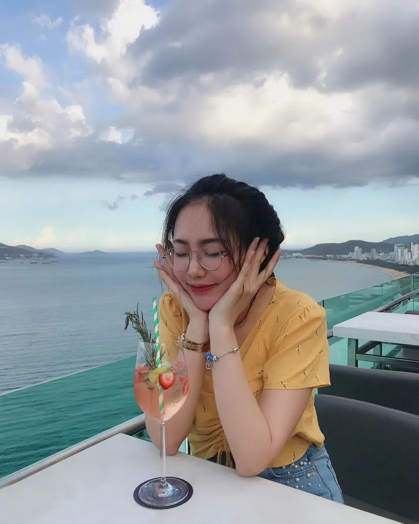 alt text: View nhìn từ trên cao xuống thành phố biển Nha Trang tại Altitude Rooftop Bar