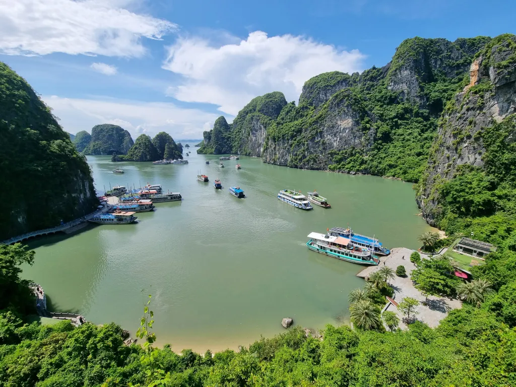 alt text: Vịnh Hạ Long, kỳ quan thiên nhiên thế giới