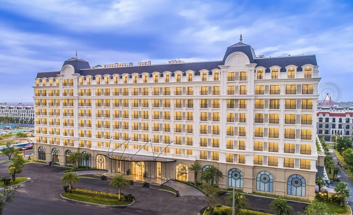 alt text:  VinHolidays Fiesta Phú Quốc với bể bơi lớn