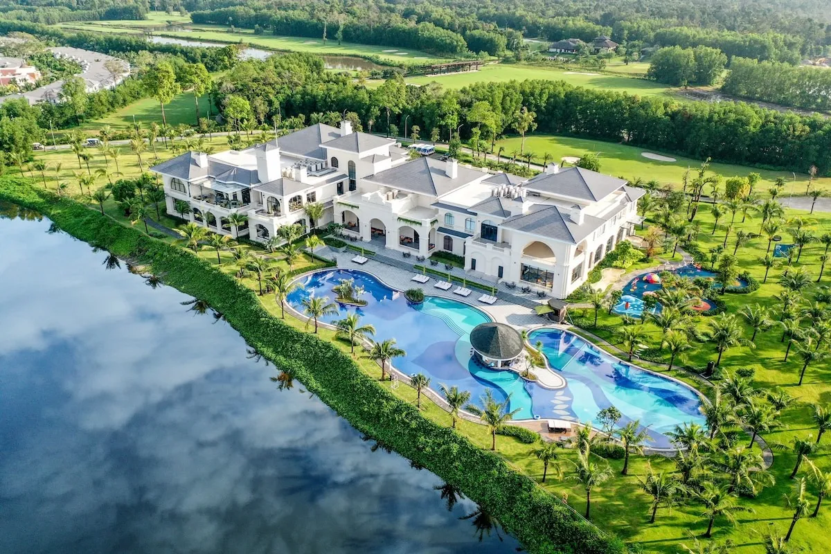alt text: Vinpearl Wonderworld Phú Quốc với kiến trúc biệt thự sang trọng
