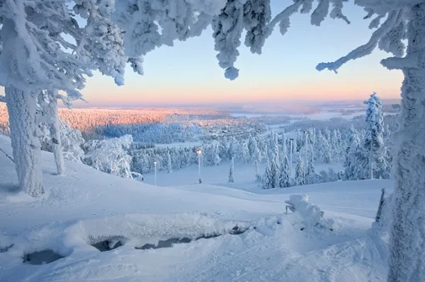 alt text: Vùng Lapland, Phần Lan, với những cánh rừng tuyết trắng xóa, những hồ nước đóng băng và những ngôi nhà gỗ truyền thống. Đây là nơi sinh sống của ông già Noel và là điểm đến lý tưởng để trải nghiệm mùa đông tuyết trắng.