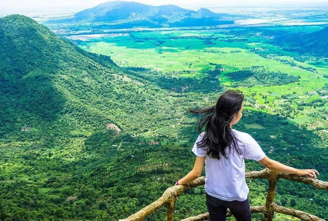 alt text: Vườn trái cây trĩu quả trên Núi Dài 5 Giếng