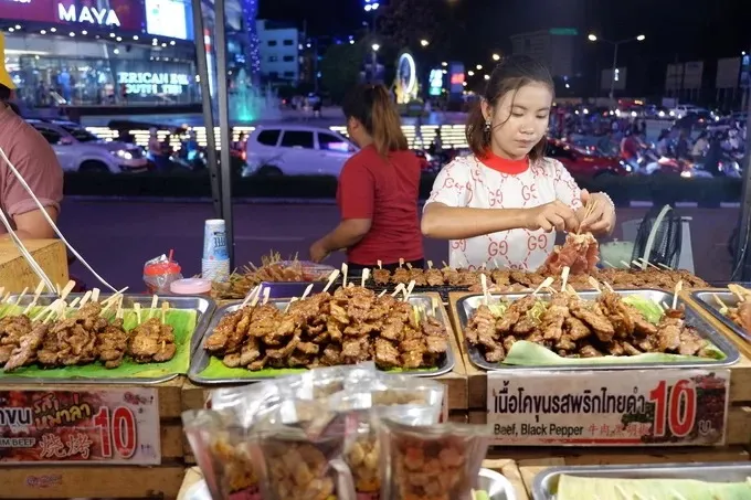 Alt text: Xiên bò nướng tiêu thơm ngon, đậm đà, món ăn vặt phổ biến ở Chiang Mai.