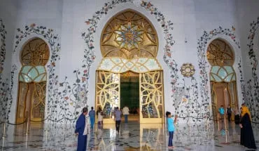 alt: Thánh đường Hồi giáo Sheikh Zayed với kiến trúc trắng tinh tế