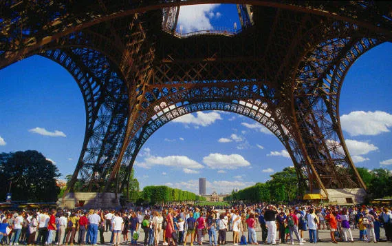 Alt: Tháp Eiffel nhìn từ xa