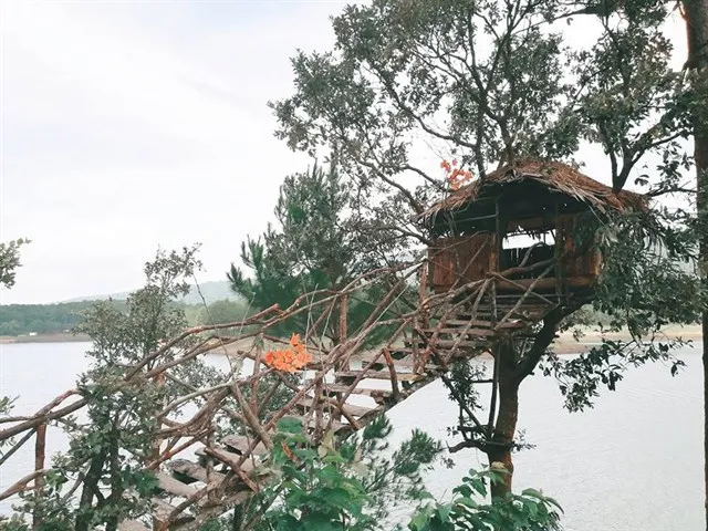 alt: Tiểu cảnh xích đu lãng mạn tại phim trường Happy Hill