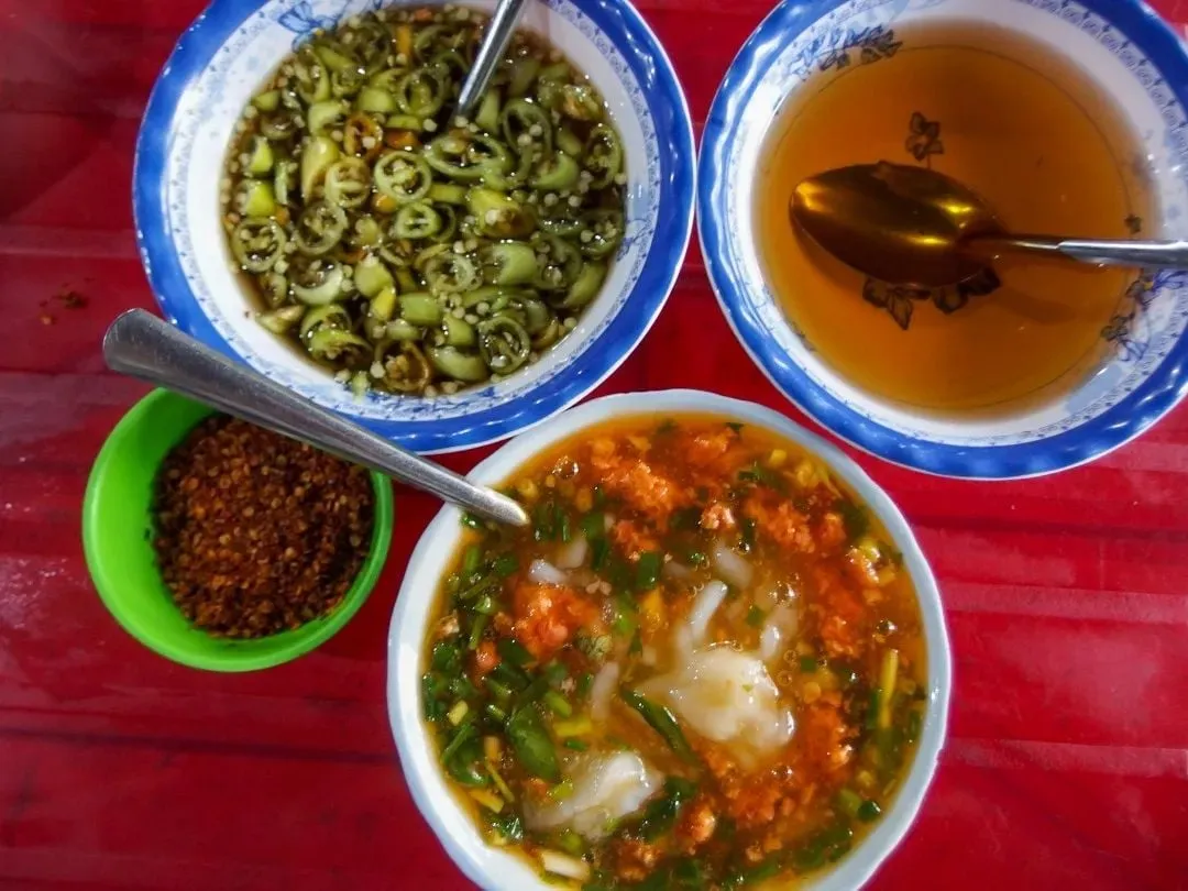 Alt: Tô bánh canh Nam Phổ Huế với nước dùng sền sệt, topping đầy đặn.