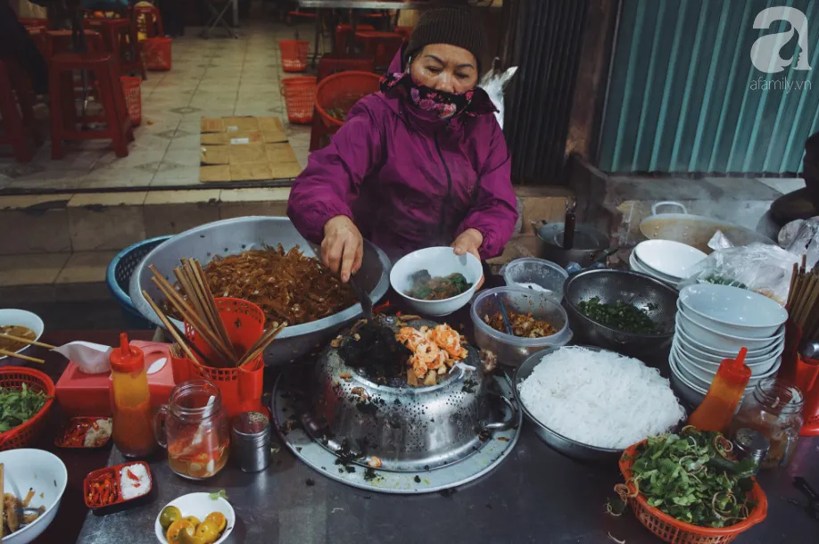 alt: Tô bánh đa cua Hải Phòng đầy đặn, hấp dẫn