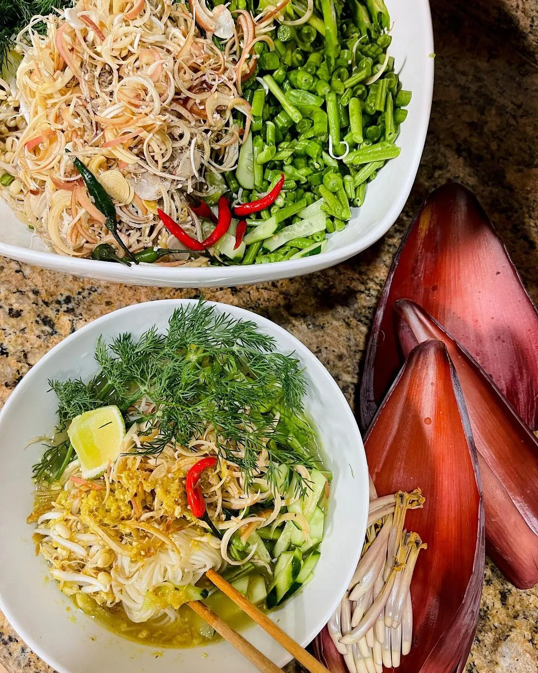 Alt: Tô bún Nom Banh Chok với nước dùng cà ri xanh hấp dẫn